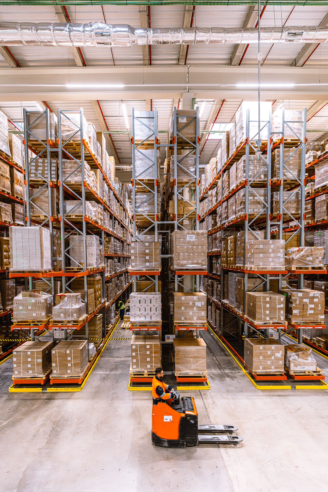 pasillos almacenaje de Logista Pharma