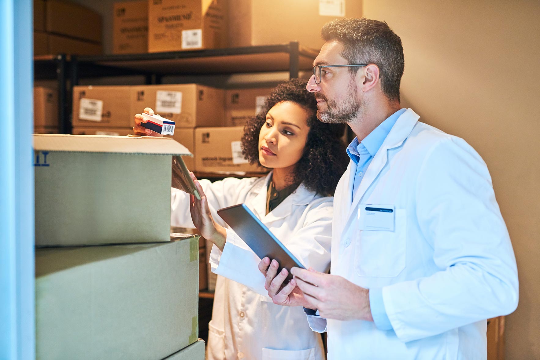 Profesionales de calidad verificando el producto